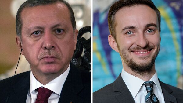This combo made with file pictures shows Turkish President Recep Tayyip Erdogan (L) in Lima on February 2, 2016 and German TV comedian Jan Böhmermann on February 22, 2012 in Berlin - Sputnik Mundo
