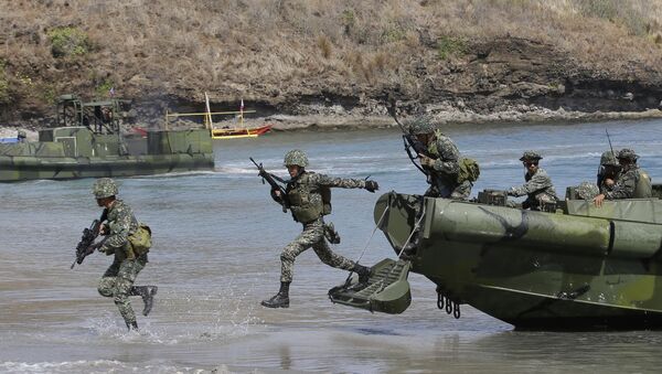 Philippine Marines exit from a U.S.-made fast craft as they assault a target during a live-fire joint U.S.-Philippines military exercise dubbed Balikatan 2014. - Sputnik Mundo