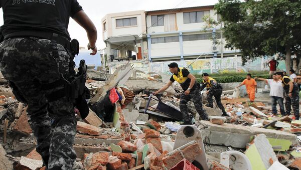 La Cruz Roja, los agentes de policía y militares realizan trabajos de rescate tras el terremoto en Ecuador - Sputnik Mundo