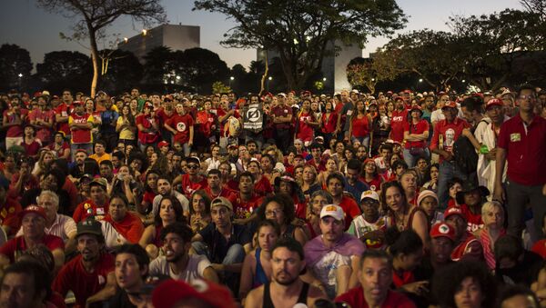 Manifestantes progubernamentales miran la votación del impeachment en Brasil - Sputnik Mundo