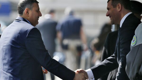 Riad Hijab (L), Syrian opposition coordinator for the High Negotiations Committee (HNC), arrives at his hotel ahead of Syria peace talks in Geneva (File) - Sputnik Mundo