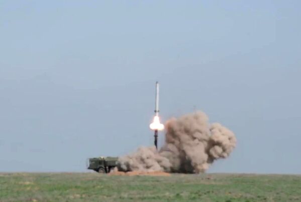 El complejo de misiles ruso Iskander-M abate su blanco - Sputnik Mundo