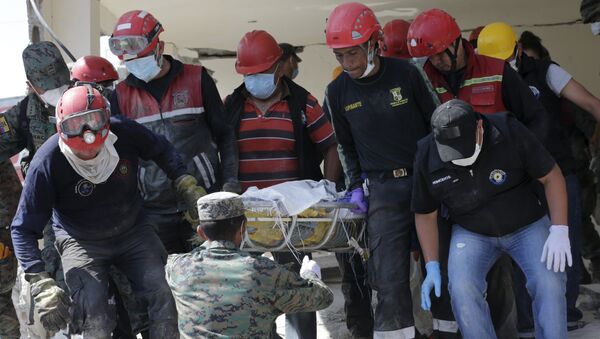 Soldiers and rescue team members carry the body of a victim at a collapsed building after an earthquake struck off the Pacific coast, in Pedernales, Ecuador - Sputnik Mundo