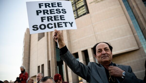 El cartel: Prensa Libre Sociedad Libre - Sputnik Mundo