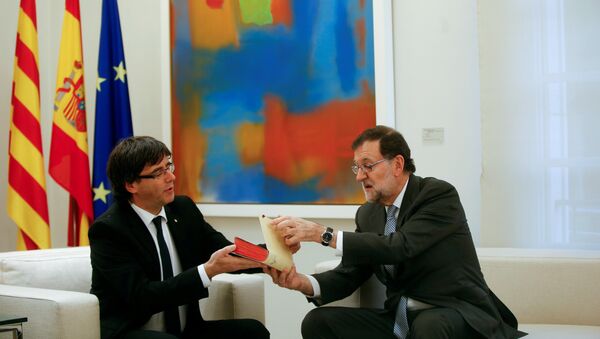 Spanish acting Prime Minister Mariano Rajoy (R) gives Catalan President Carles Puigdemont a facsimile of the second of part of Spanish writer Miguel de Cervantes' famous novel Don Quijote (Don Quixote) at the Moncloa Palace in Madrid, Spain, April 20, 2016. - Sputnik Mundo