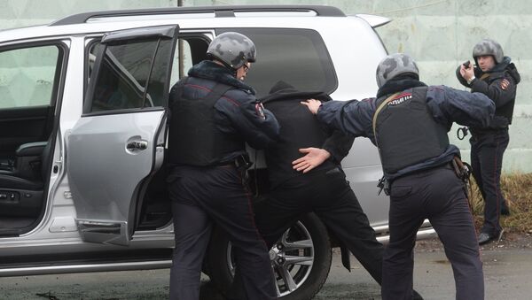 Los policías rusos se entrenan contra el robo de automóviles (archivo) - Sputnik Mundo