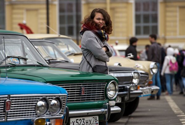 Los coches de época invaden las calles de San Petersburgo - Sputnik Mundo