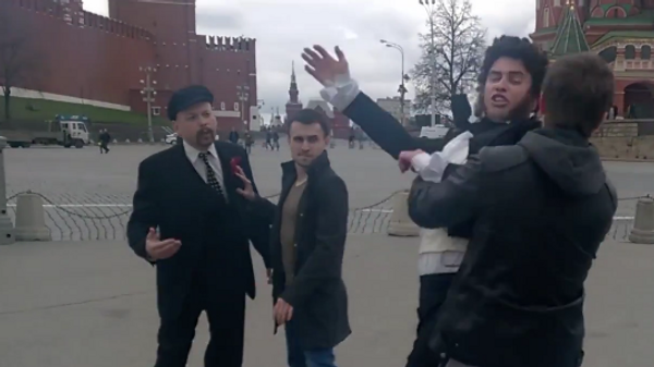 Lenin y Pushkin ‘se pelean’ en la Plaza Roja de Moscú - Sputnik Mundo