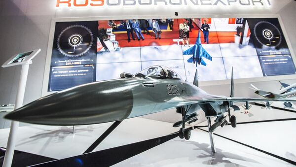 El modelo del caza ruso Su-35 en un mostrador de 'Rosoboronexport' - Sputnik Mundo