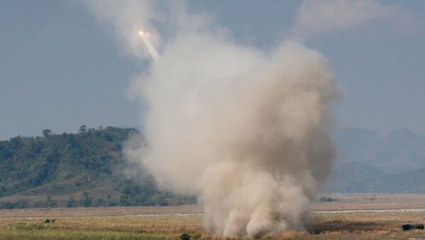 Un Himars de EEUU lanza un misil durante los ejercicios - Sputnik Mundo