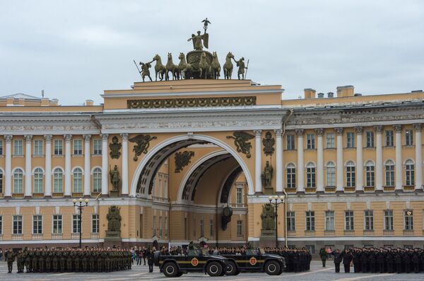 El primer ensayo del desfile del Día de la Victoria en San Petersburgo - Sputnik Mundo