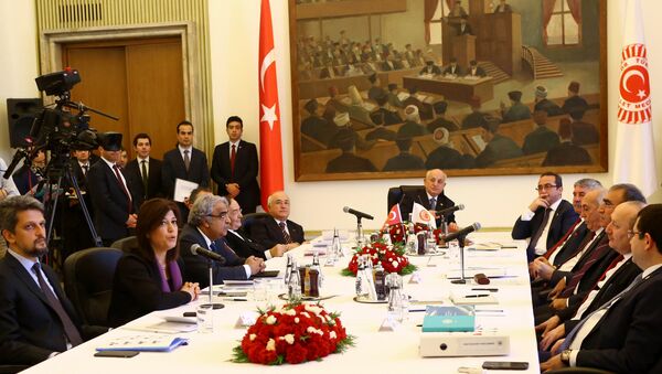 El parlamento turco durante la discusión de nuevo borrador de la Constitución - Sputnik Mundo