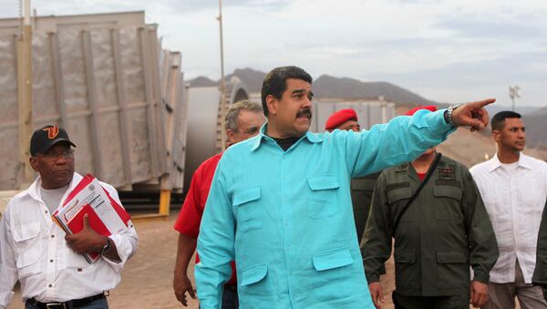 El presidente de Venezuela, Nicolás Maduro, señala mientras inspecciona la instalación de una nueva compañía petrolera en Puerto La Cruz. Abril 28, 2016. - Sputnik Mundo