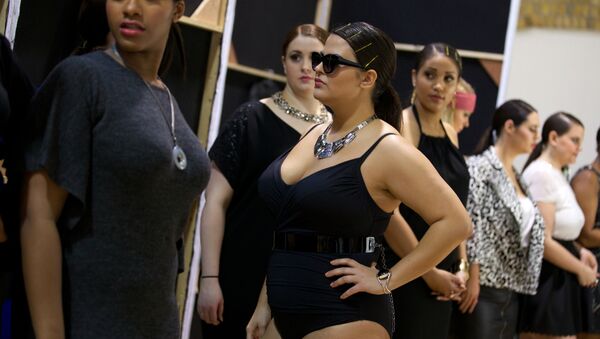 Modelos 'plus size' en un desfile de moda en Londres - Sputnik Mundo