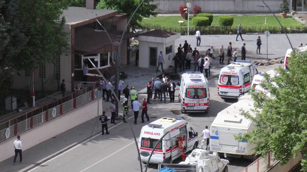 Ambulances are parked outside the police headquarters in the southeastern Turkish city of Gaziantep on May 1, 2016 after a bomb exploded, killing one police officer.  - Sputnik Mundo