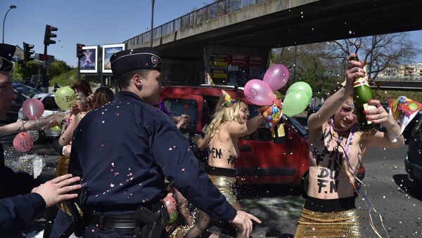Protesta de Femen en contra del Frente Nacional - Sputnik Mundo