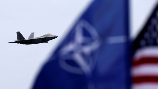 Caza estadounidense F-22 raptor y las banderas de la OTAN y EEUU (archivo) - Sputnik Mundo