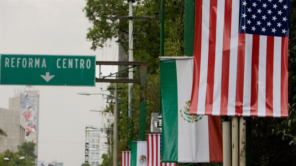 Mexican and US flags are seeing in an avenue close to the Los Pinos residence on April 15, 2009 in Mexico city, prior the US President Barack Obama 24-hour visit to Mexico starting on April 16th. - Sputnik Mundo