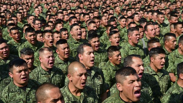 Some 26,000 Mexican soldiers assemble at a military base in Mexico City on April 16, 2016 to hear Mexican Defense Secretary Salvador Cienfuegos read out a public apology. - Sputnik Mundo