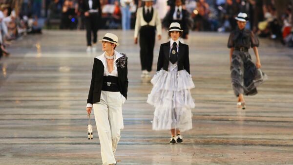Modelos de la casa francesa Chanel presentando la nueva colección Cruise en el Paseo del Prado en La Habana - Sputnik Mundo