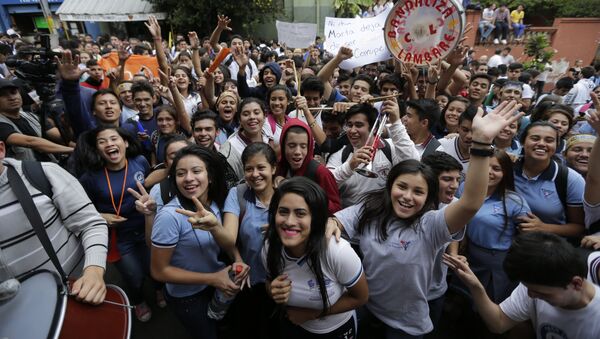 Estudiantes celebran la renuncia de la ministra de educación, Marta Lafuente, en Asunción, Paraguay - Sputnik Mundo