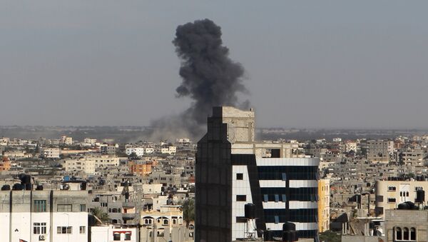 Bombardeo aéreo por el Ejército israelí en la Franja de Gaza - Sputnik Mundo