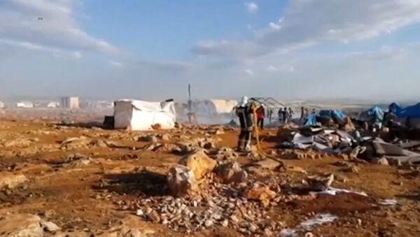 Campamento de refugiados en Idlib tras sufrir un ataque aéreo - Sputnik Mundo