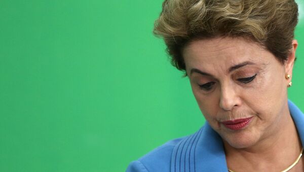 Dilma Rousseff reacciona durante una conferencia de prensa en Brasilia - Sputnik Mundo