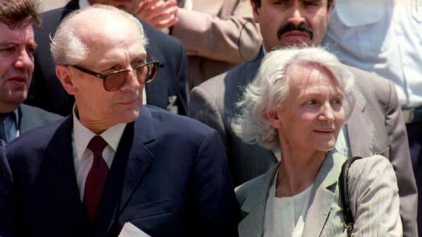 Erich Honecker, último líder de la República Democrática de Alemania, y su esposa, Margot Honecker (archivo) - Sputnik Mundo