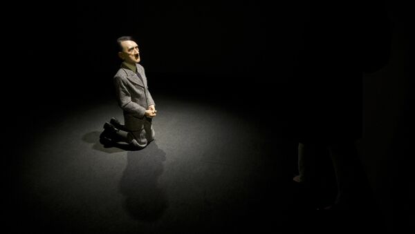 Una estatua Him realizada por el artista italiano Maurizio Cattelan que representa al líder nazi Adolf Hitler - Sputnik Mundo