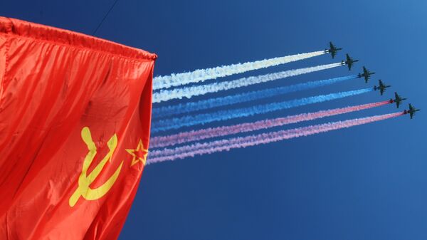 Los aviones de asalto aire-tierra Su-25 finalizan el Desfile de la Victoria - Sputnik Mundo