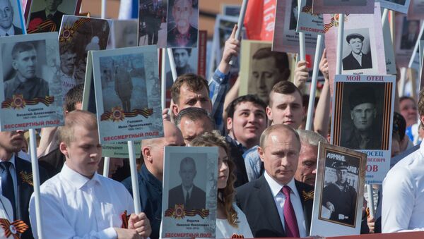Vladímir Putin participa en la marcha del Regimiento Inmortal, el 9 de mayo de 2016 - Sputnik Mundo