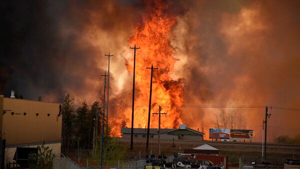 Incendio en la zona industrial de la ciudad canadiense de Fort McMurray - Sputnik Mundo
