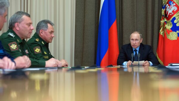 Presidente de Rusia, Vladímir Putin, durante la reunión con los jefes del Ministerio de Defensa ruso (Archivo) - Sputnik Mundo