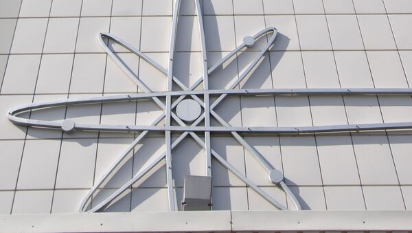 Un símbolo de átomo en una central nuclear (archivo) - Sputnik Mundo
