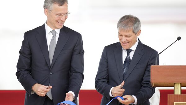 El secretario general del bloque militar Jens Stoltenberg y el primer ministro de Rumanía Dacian Ciolos durante la inauguración de la base rumana de Deveselu - Sputnik Mundo