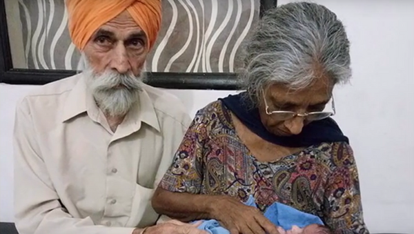Un pareja de ancianos en India da a luz a su primer hijo - Sputnik Mundo