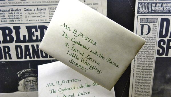 Cartas de invitación al Colegio Hogwarts de Magia y Hechicería - Sputnik Mundo