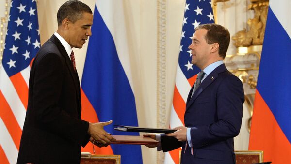 Barack Obama y Dmitri Medvédev firman el Tratado START, 8 de noviembre de 2010 - Sputnik Mundo