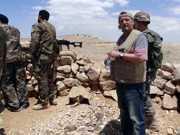El periodista cubano, en las zonas de combate de las montañas de Qalamoun El periodista cubano, en las zonas de combate de las montañas de Qalamoun - Sputnik Mundo