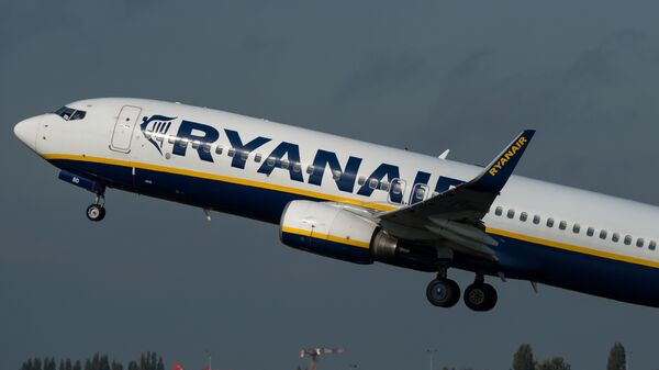 An 737 Boeing plane of the Ryanair company takes off, on October 11, 2014 at the Lille-Lesquin airport, northern France. - Sputnik Mundo