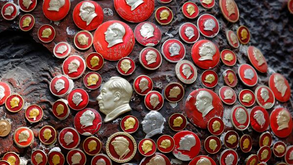 Insignias con la imagen de Mao Zedong, el máximo dirigente del Partido Comunista de China - Sputnik Mundo
