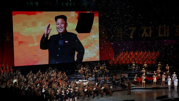 Una imagen de Kim Jong-un sobre una pantalla durante las celebraciones que marcan el fin del VII Congreso del Partido del Trabajo de Corea (Archivo) - Sputnik Mundo