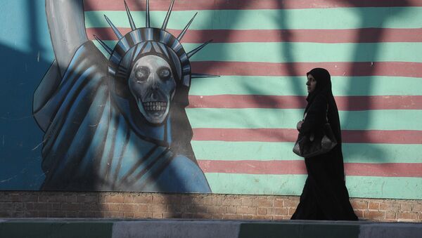 Una mujer cerca del edificio que anteriormente fue la embajada de EEUU en Teherán - Sputnik Mundo