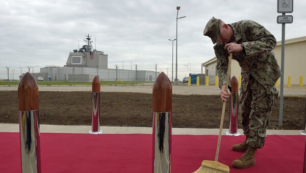 US Army personnel cleans the red carpet ahead an inauguration ceremony of the US anti-missile station Aegis Ashore Romania (in the background) at the military base in Deveselu, Romania on May 12, 2016 - Sputnik Mundo