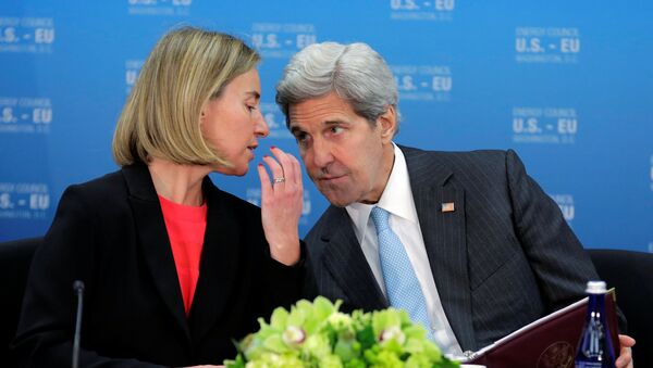 Jefa de la diplomacia europea, Federica Mogherini y secretario de Estado de EEUU, John Kerry - Sputnik Mundo