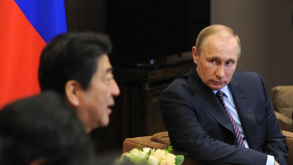 Encuentro del presidente de Rusia, Vladimir Purin, con el primer ministro de Japón, Shinzo Abe, el 6 de mayo de 2016 - Sputnik Mundo