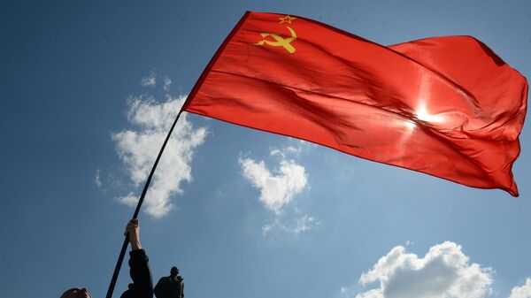 La bandera de la Unión Soviética en la marcha comunista  - Sputnik Mundo