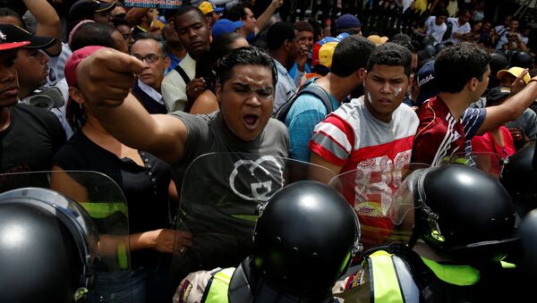 Fuerte presencia policial frustra la marcha opositora en Caracas - Sputnik Mundo