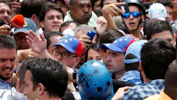 El opositor Henrique Capriles entre los manifestantes. - Sputnik Mundo